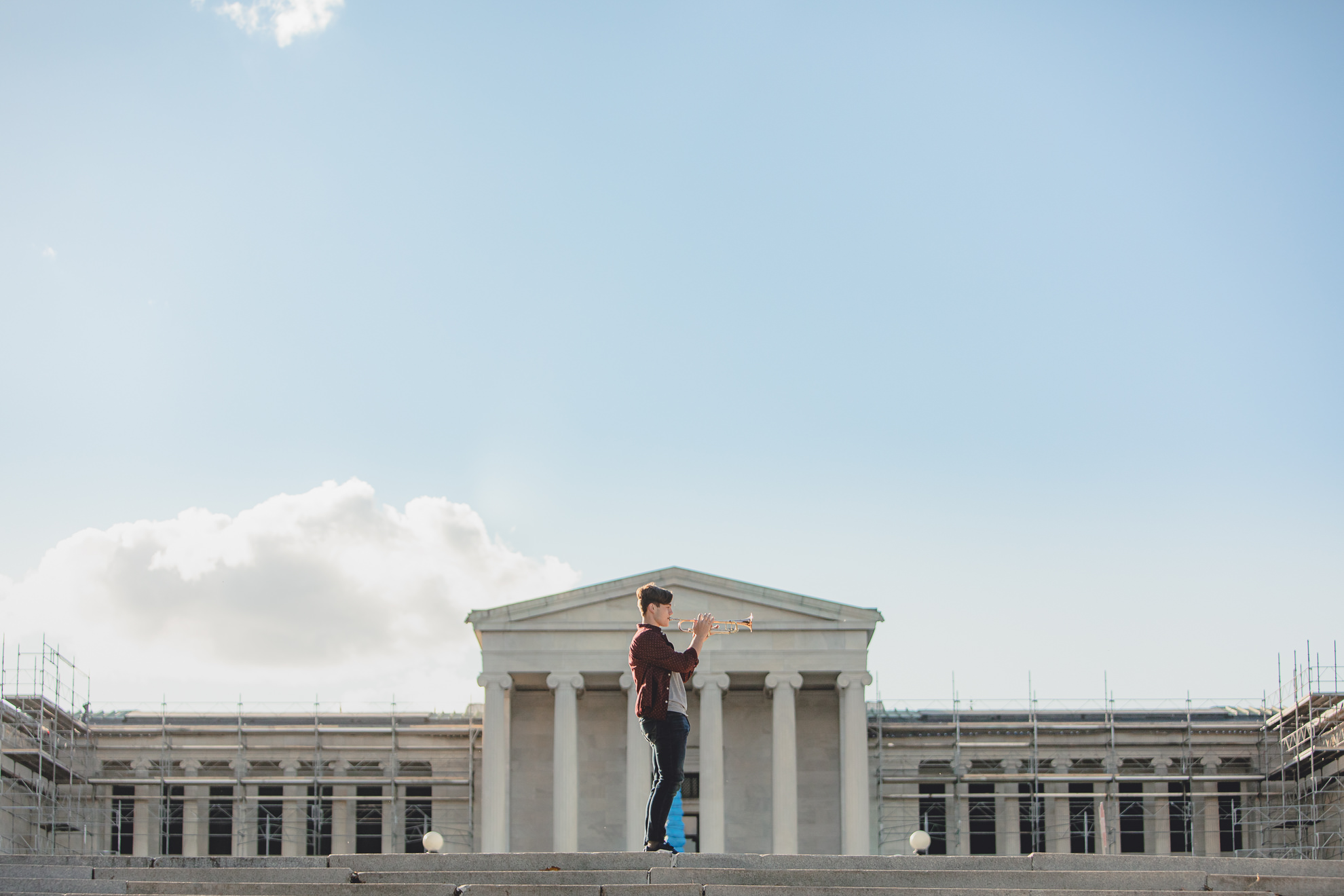 high school senior portrait photography at Albright Knox in Delaware Park in Buffalo, NY