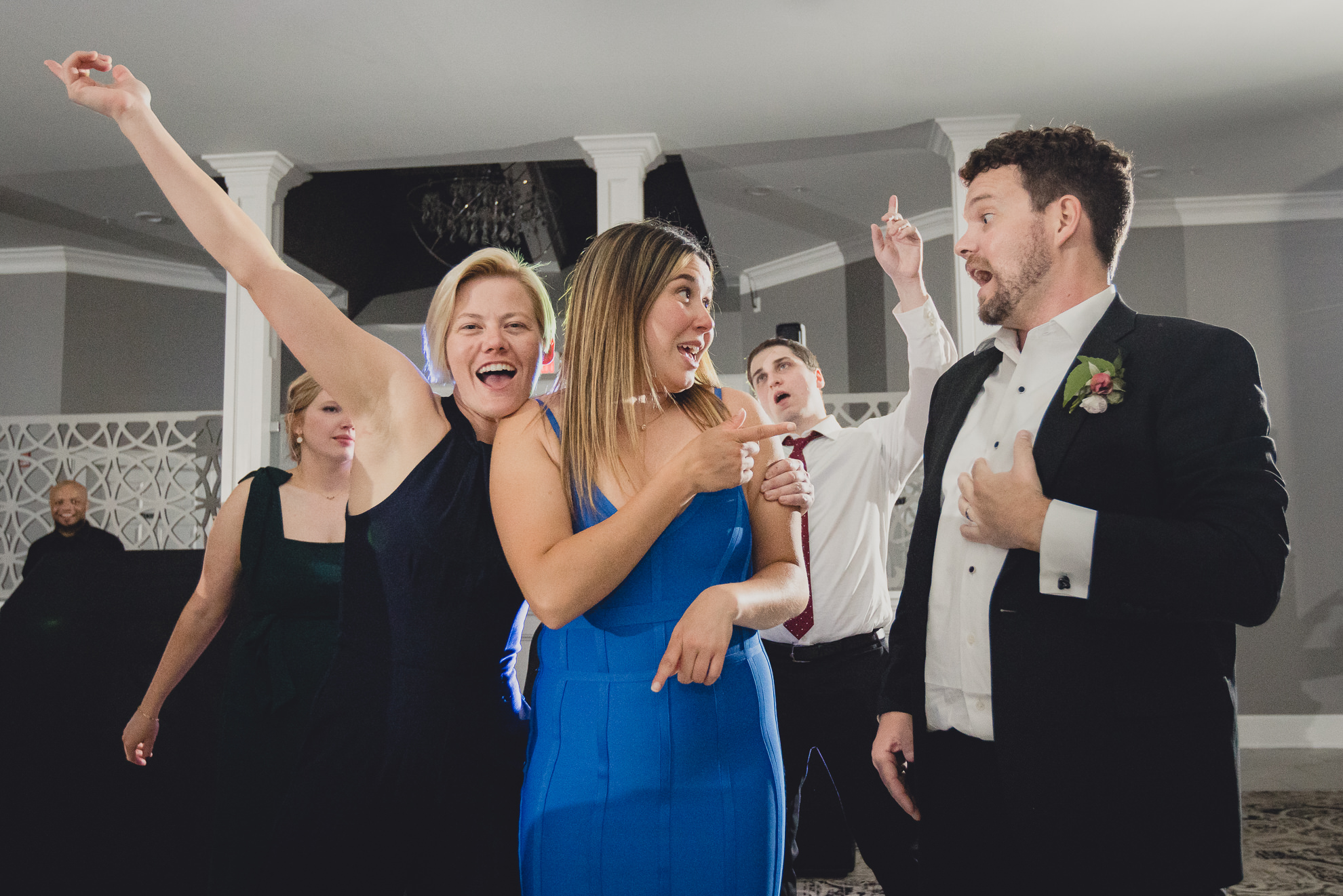 guests dance during wedding reception at the Niagara Falls Country Club