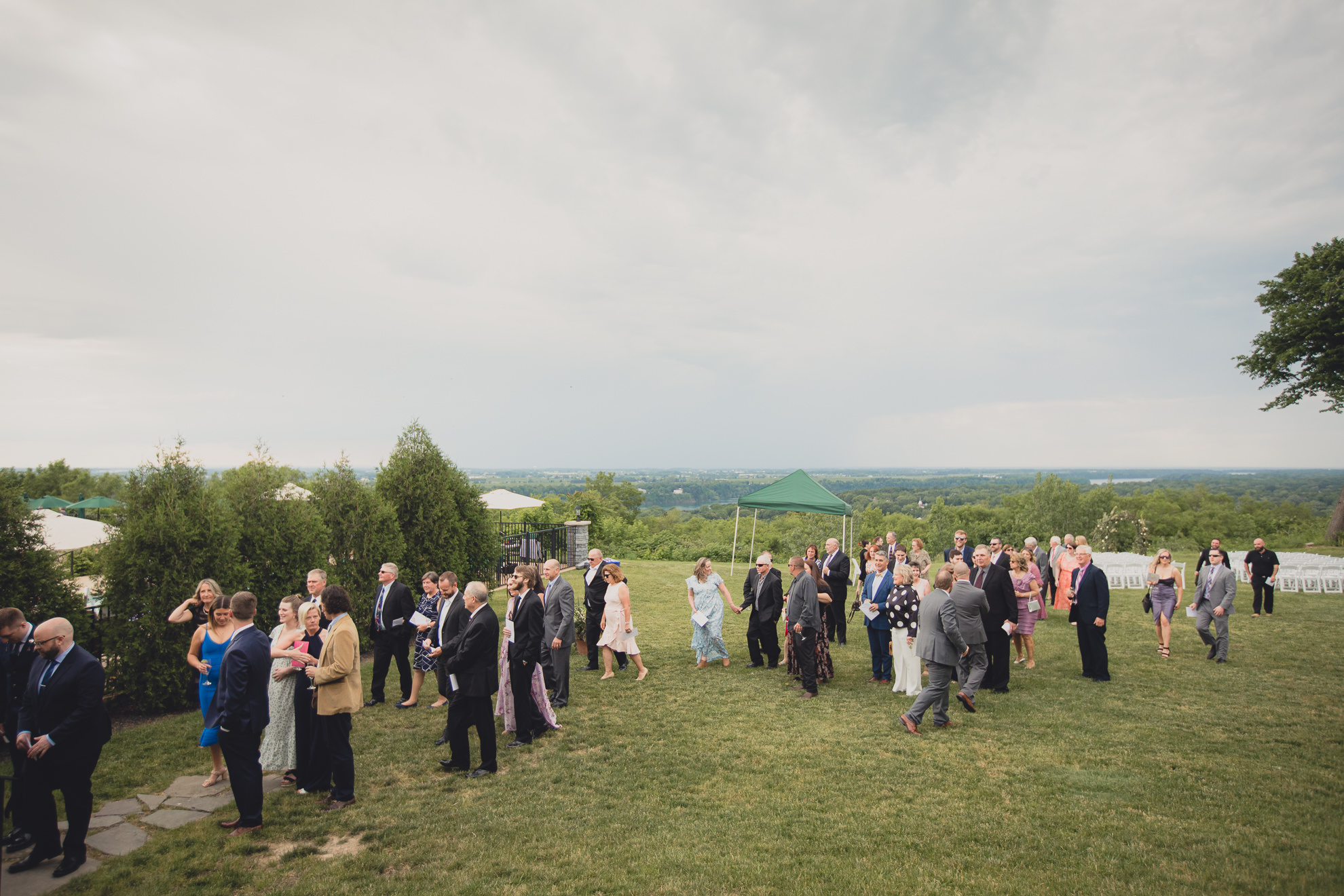 guests leave wedding ceremony at the Niagara Falls Country Club