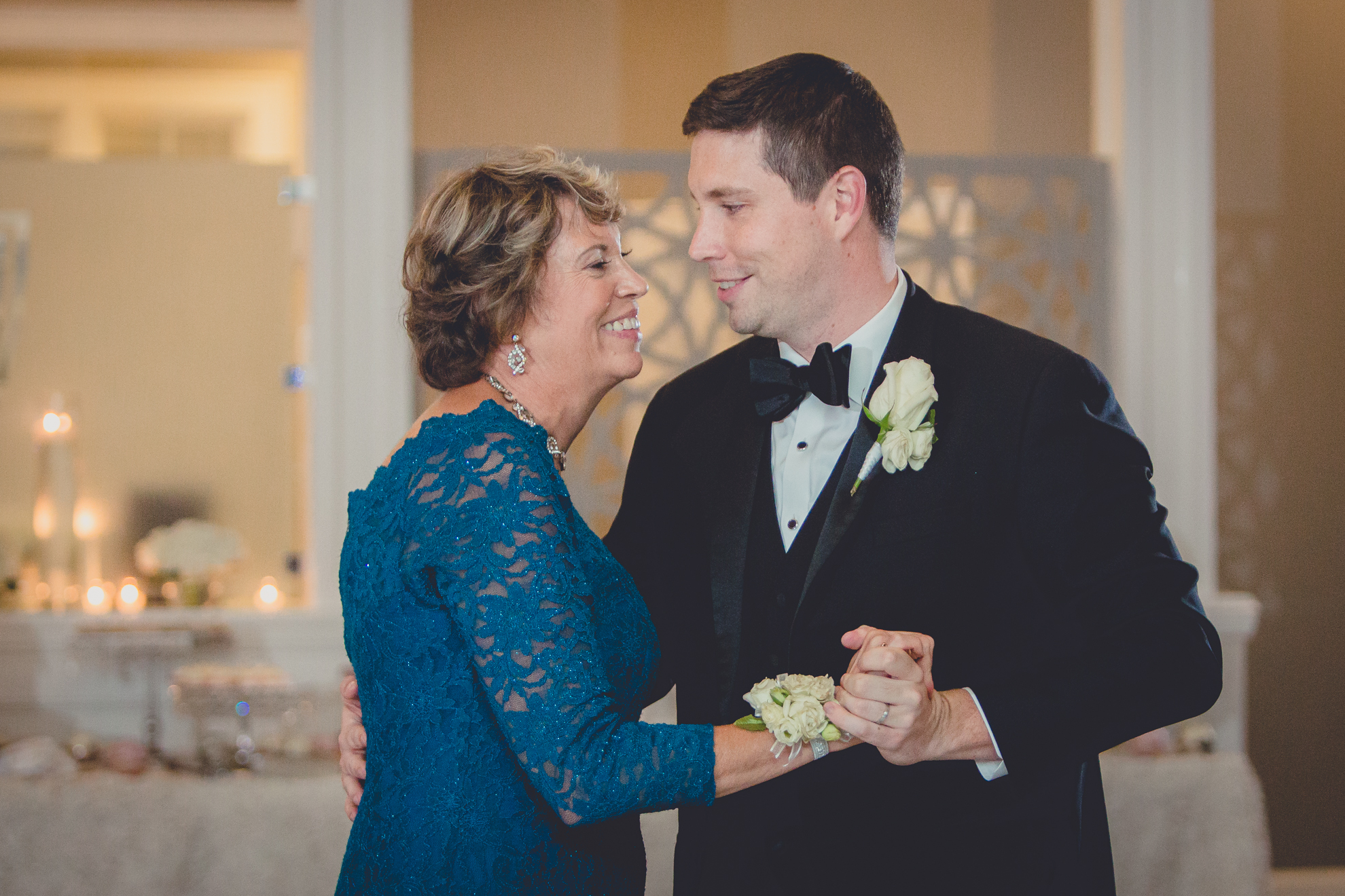 groom and mother dance at wedding reception at Niagara Falls Country Club in Lewiston, NY