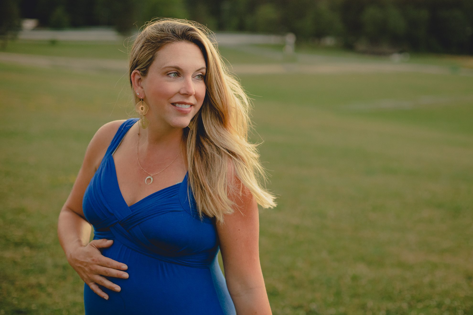 maternity portrait of pregnant mother at Chestnut Ridge Park near Buffalo, NY