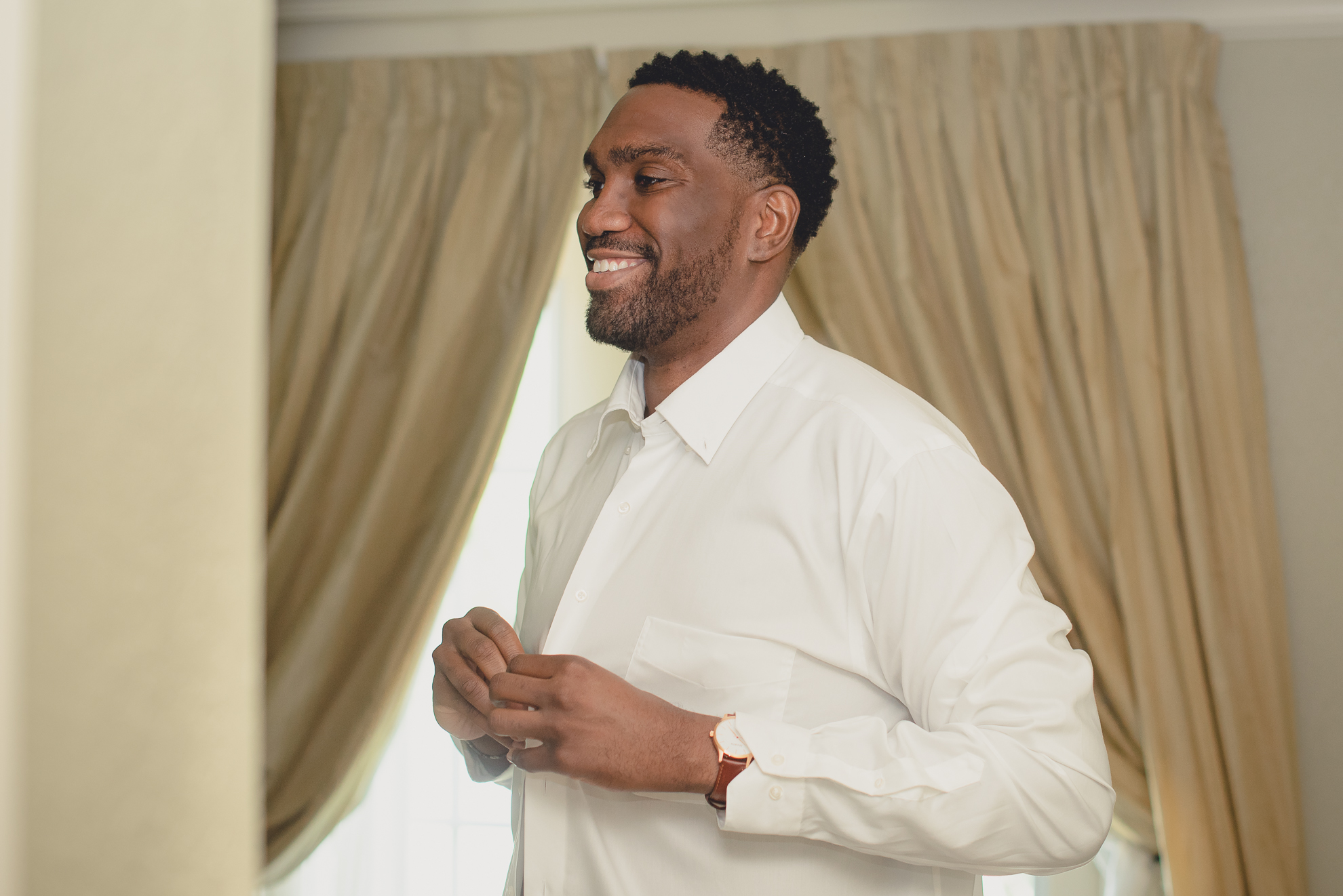groom prepares for wedding ceremony at Niagara Crossing Hotel and Spa in Lewiston, NY before micro wedding in WNY